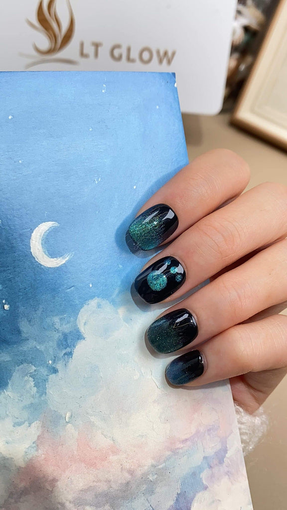 Dive into the mysterious allure of our black and green round press-on nails, enhanced with hand-painted cat eyes for a hypnotic look