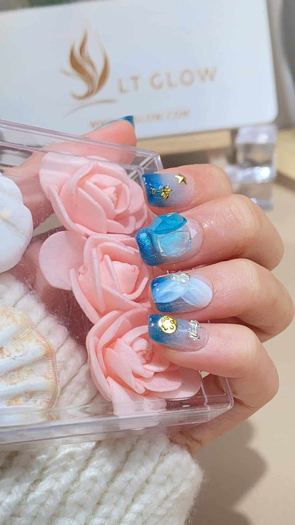 Dive into the oceanic allure of these gradient blue squoval press on nails, sprinkled with gleaming crystals and charming details. A gem for every acrylic nails design aficionado