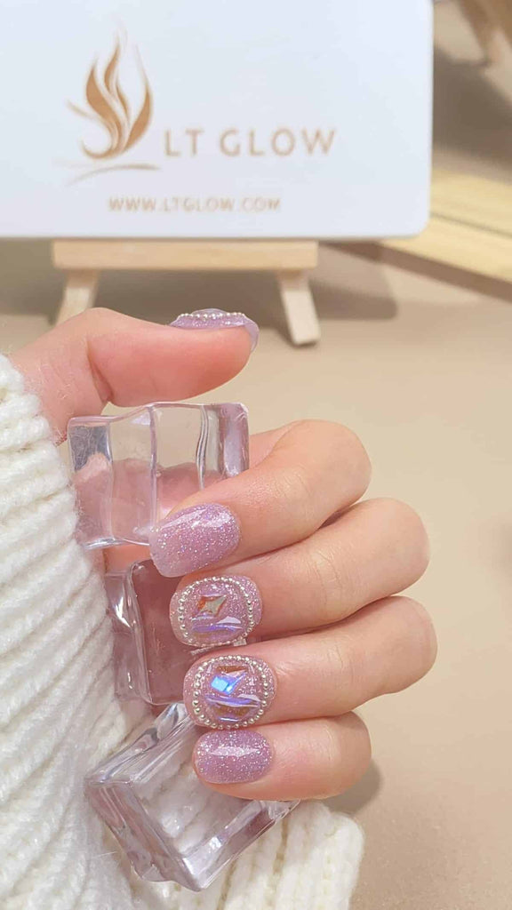 Dazzling round false nails from LT Glow, capturing the beauty of purple hues enhanced with diamond and crystal embellishments