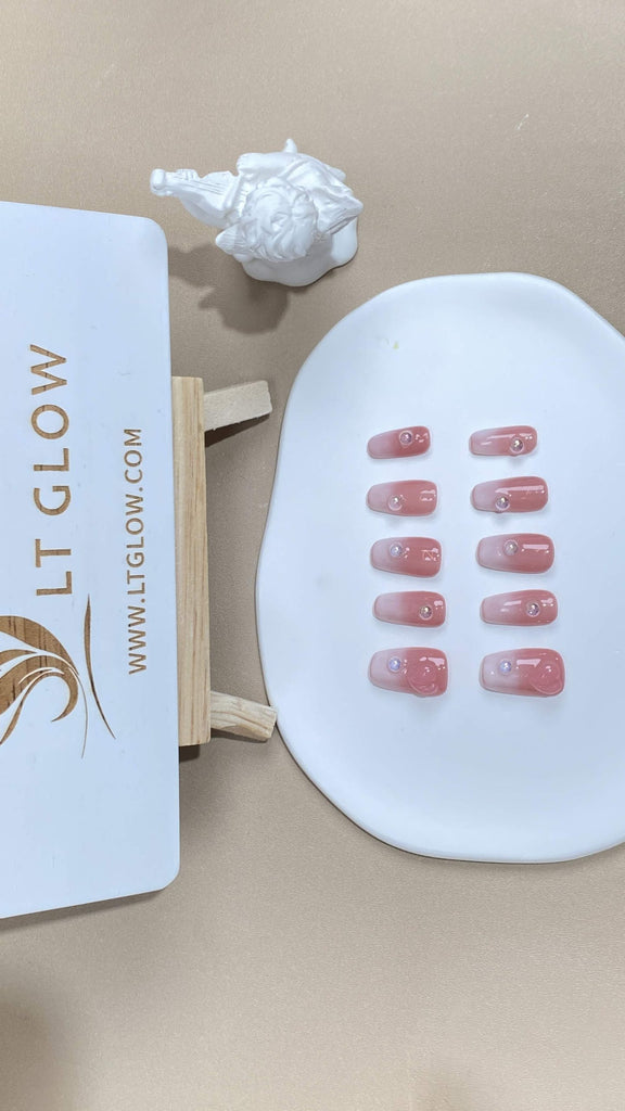 Coffin-styled fake nails from LT-Glow, capturing the allure of a pink gradient, enhanced with sparkling diamond details for a touch of luxury