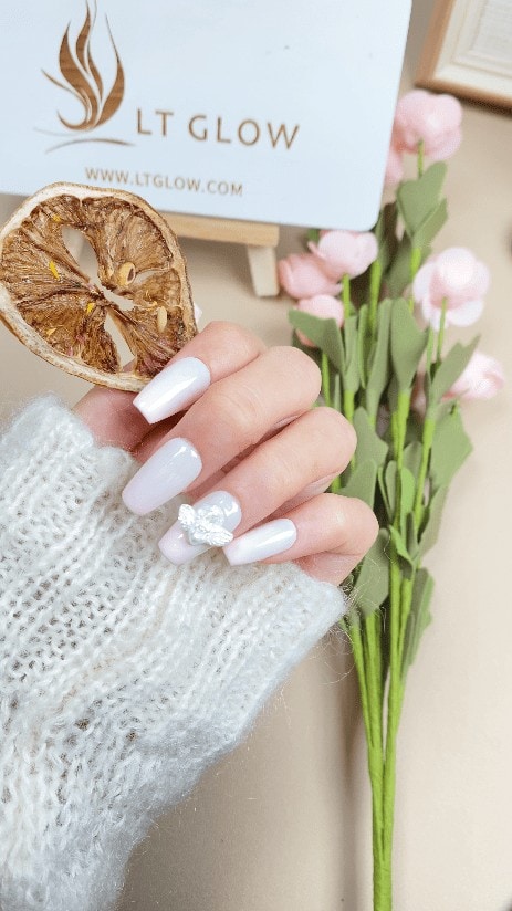 Step into a heavenly realm with these coffin-shaped press on nails, adorned with angelic motifs and heart designs. Truly a celestial touch for your acrylic nails design collection