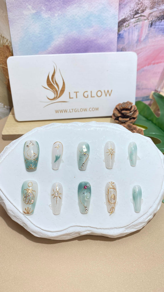 LT Glow's innovative Aquarius zodiac-themed press-on nails, handcrafted to reflect the forward-thinking nature of this sign in a stylish presentation.