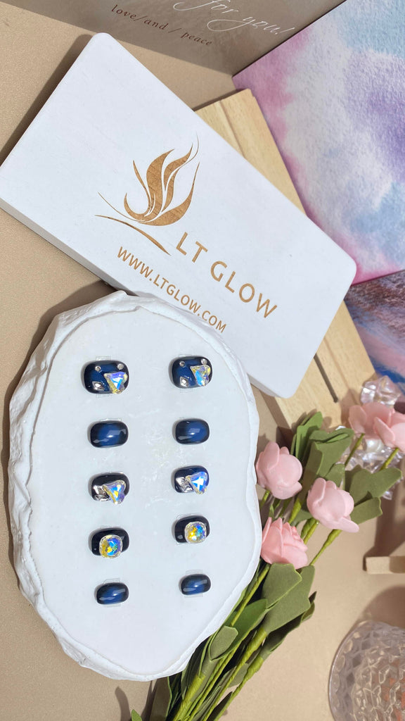 LT Glow's round-shaped press-on nails in a striking combination of black and blue, adorned with heart, diamond, and crystal motifs for a dazzling and handcrafted look.
