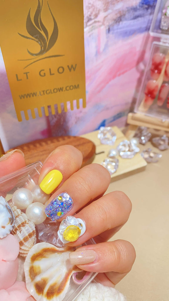 LT Glow's squoval-shaped press-on nails in a stunning combination of yellow and gold, featuring dazzling diamond and crystal glitter for a glamorous and handcrafted look.